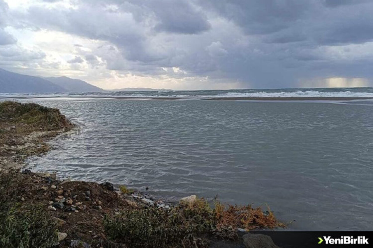 Hatay'da sağanak nedeniyle deniz taştı, sahil bandı su altında kaldı