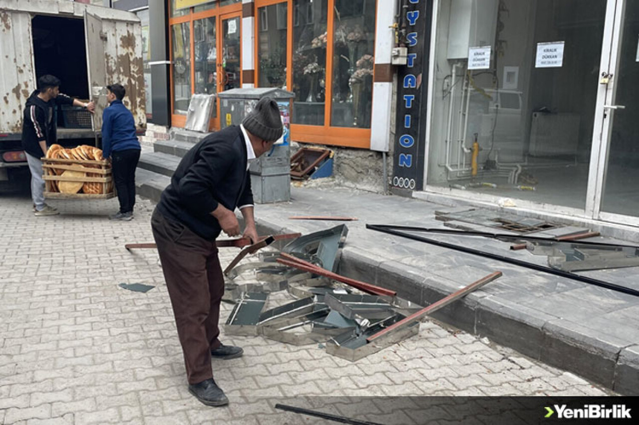 Ağrı'da fırtına nedeniyle iş merkezindeki tabelalar çevreye savruldu