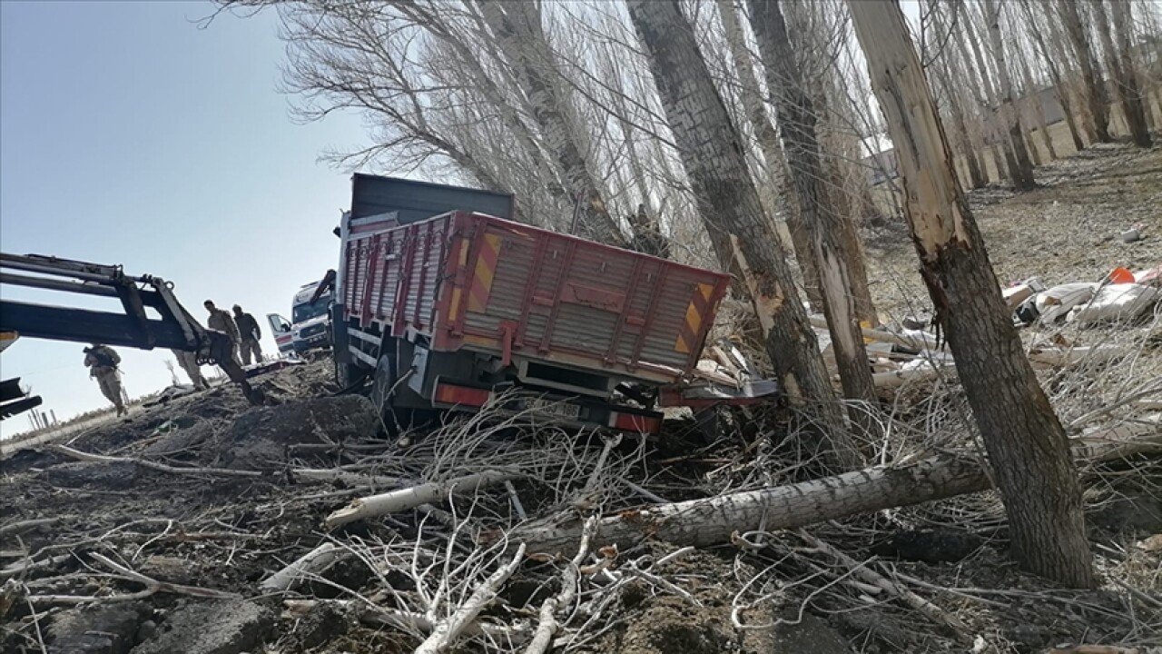 Ağrı'da kamyon şarampole yuvarlandı, 2'si çocuk 5 kişi hayatını kaybetti