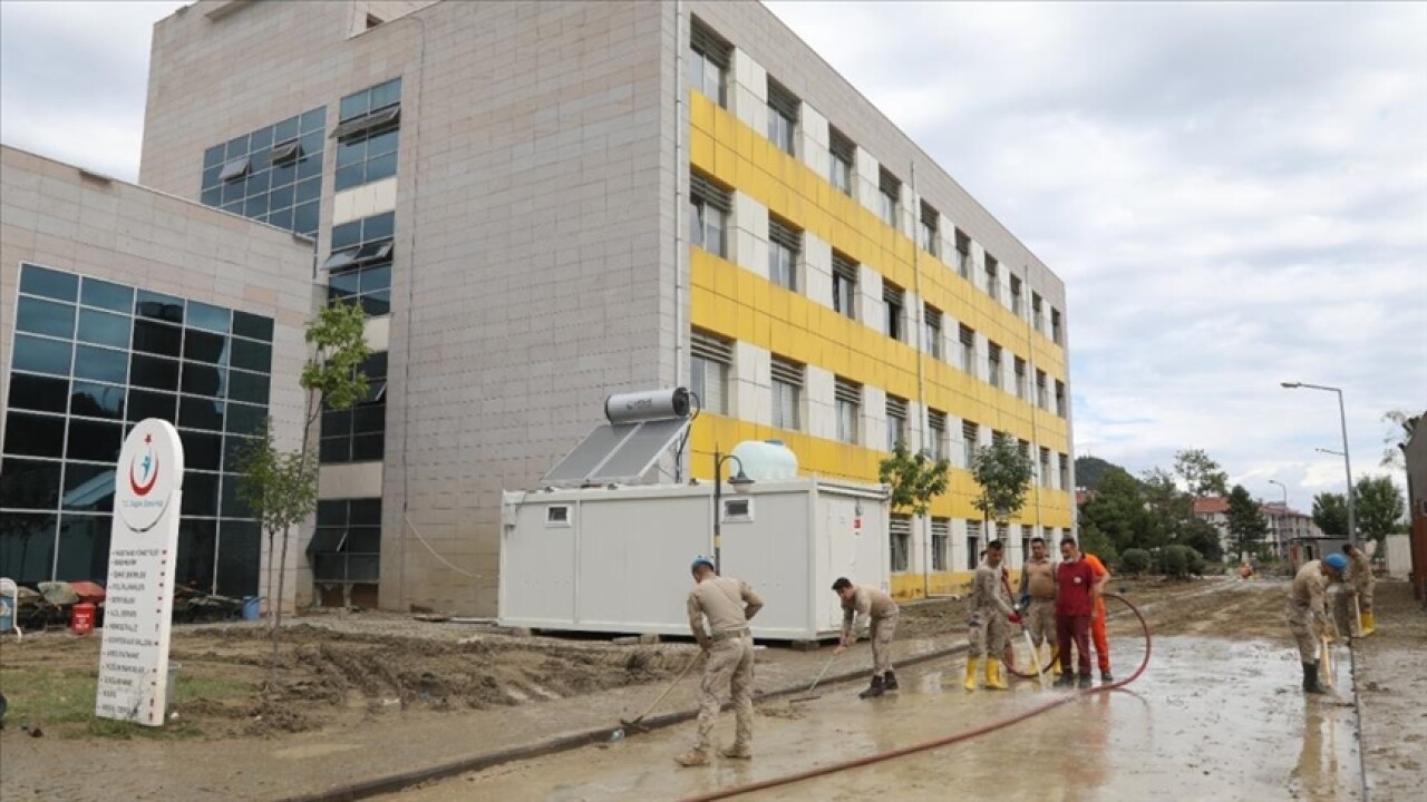 Selden zarar gören Ayancık Devlet Hastanesi kısmi olarak hizmet vermeye başladı