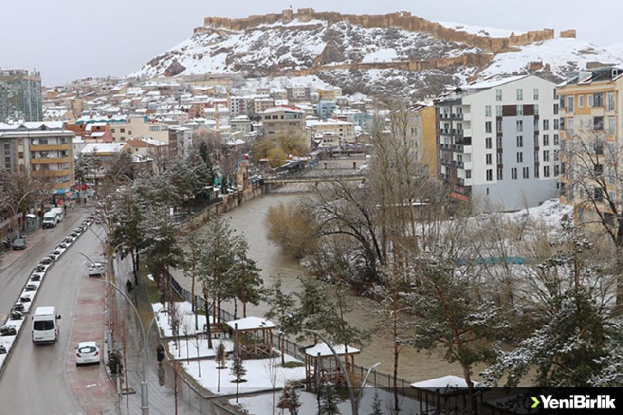 Bayburt'ta kar yağışı etkili oluyor