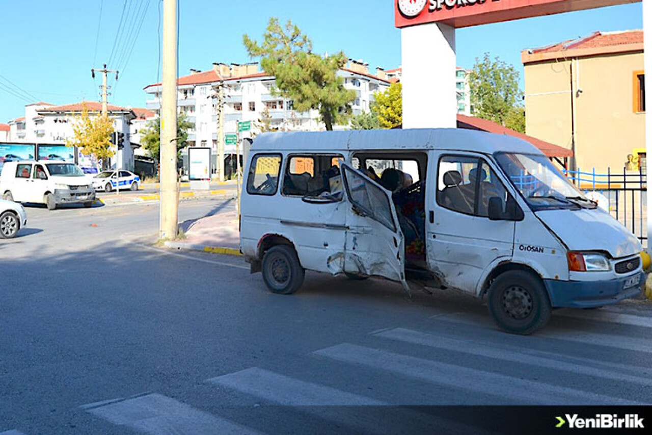 Aksaray'da minibüs ile panelvanın çarpıştığı kazada 5 kişi yaralandı