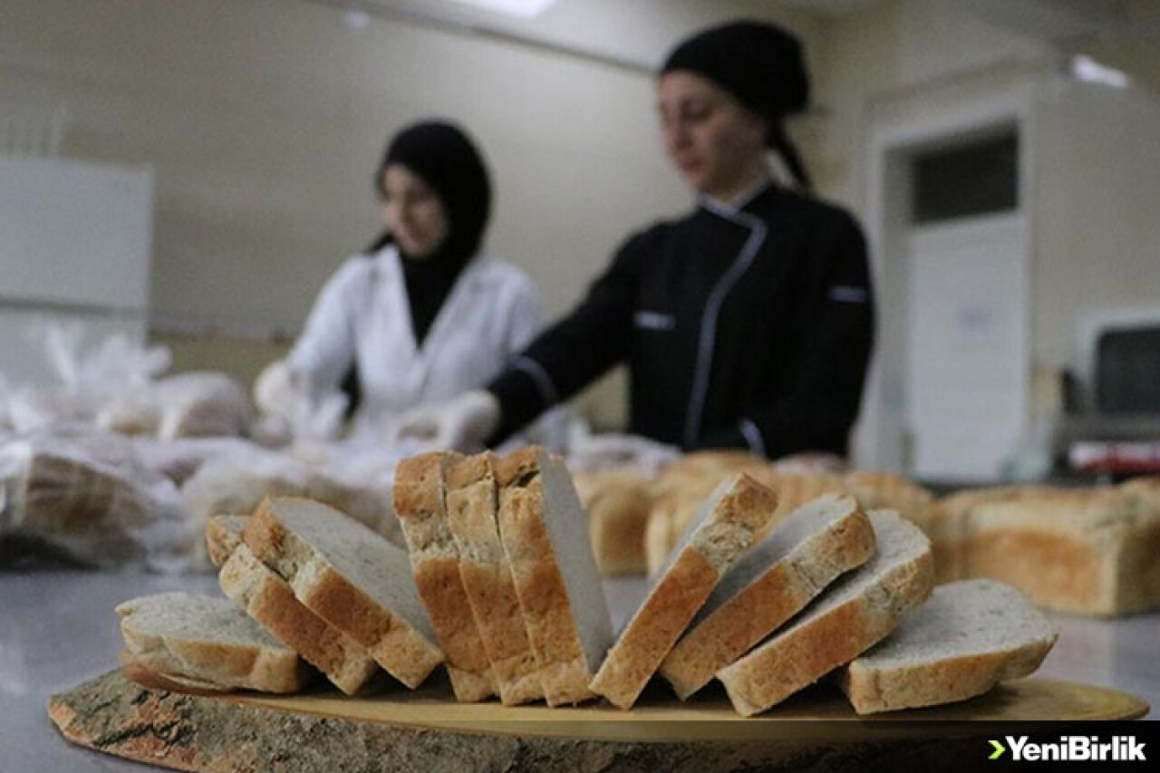 Diyarbakır'da kurulan "glütensiz mutfak"ta çölyak hastası öğrencilere ekmek üretiliyor