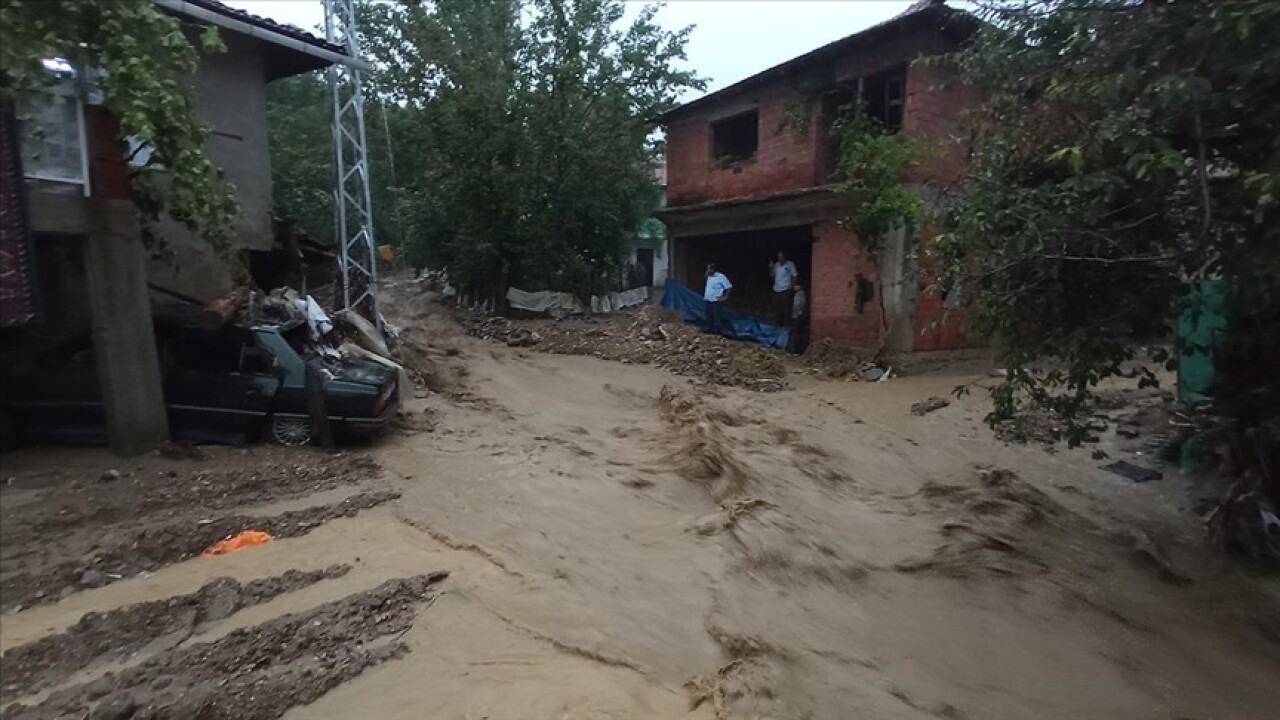 Kütahya'da sağanak nedeniyle 2 köyde sel meydana geldi, tarım arazileri zarar gördü