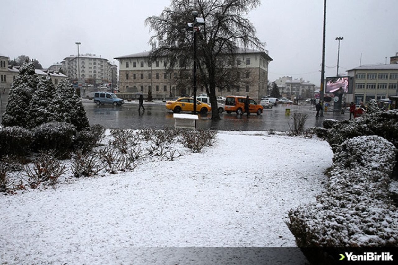 Sivas'ta kar yağışı etkili oluyor