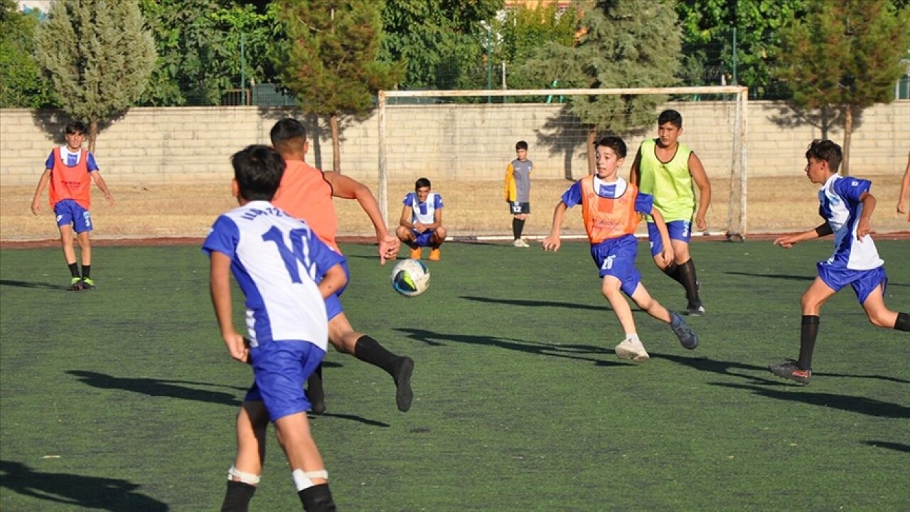 Batman'da sokakta yetenekleri keşfedilen çocuklar futbola kazandırılıyor