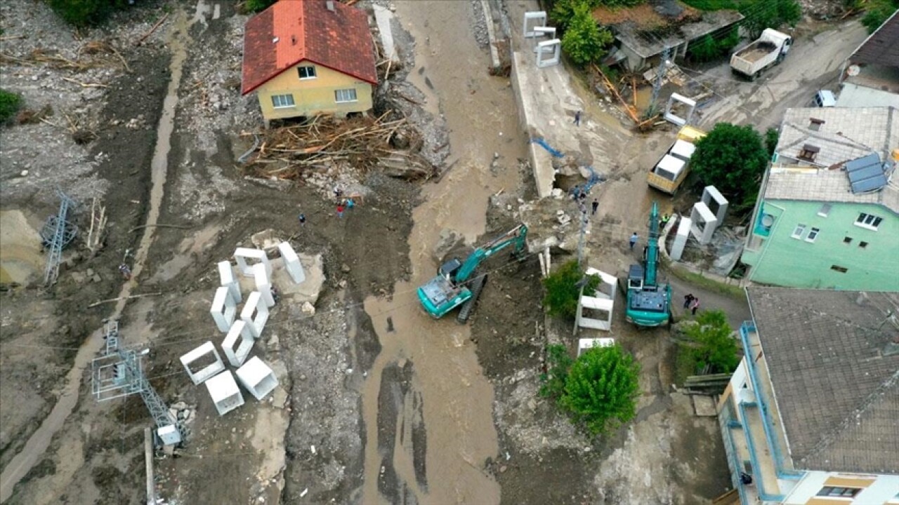 Bartın'da selden zarar görenlerin yaraları ekiplerin yardımıyla sarılıyor