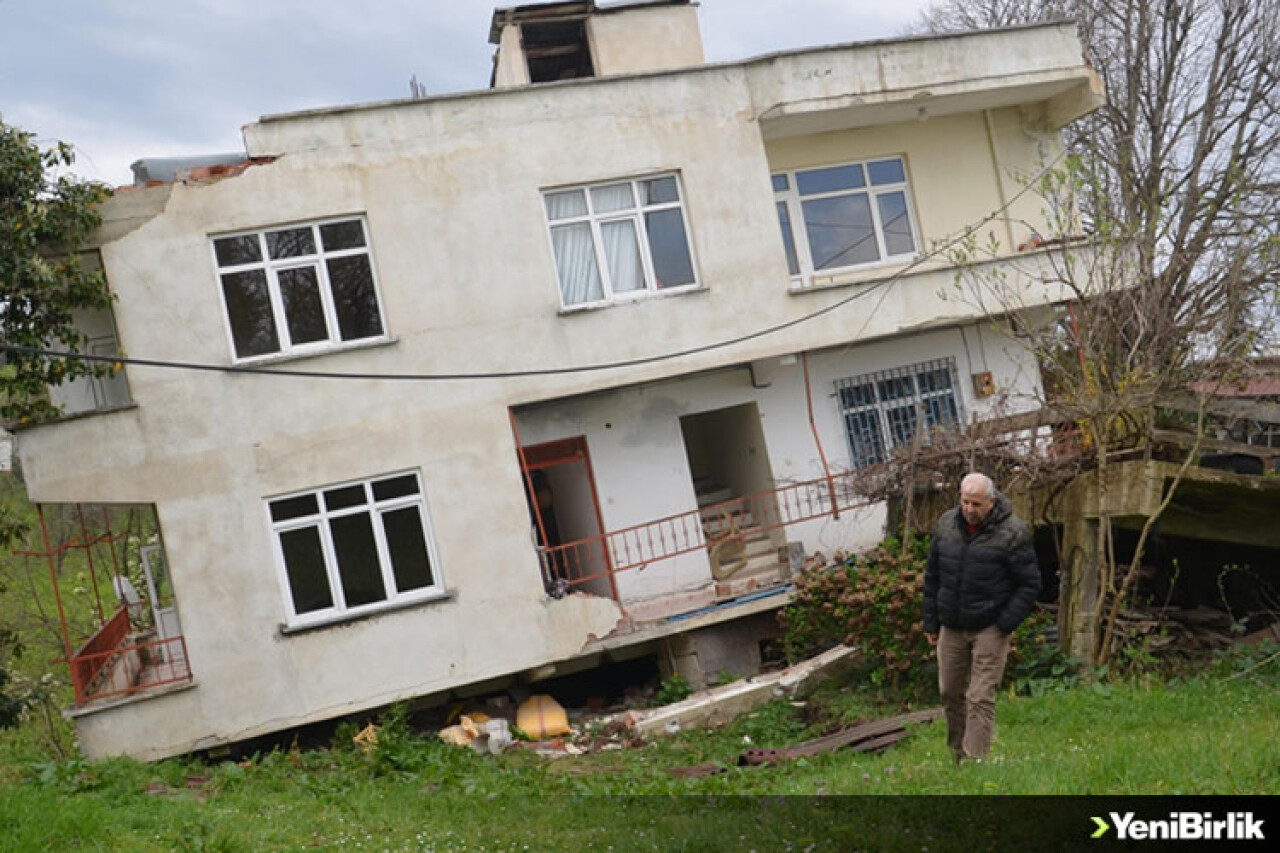 Ordu'da heyelan nedeniyle bir bina yan yattı