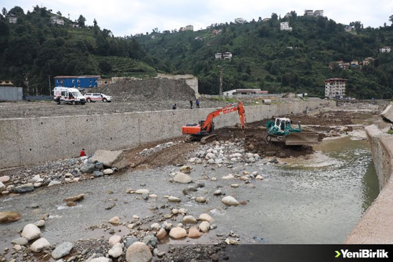 Rize'de şiddetli yağış nedeniyle yaşanan sel ve heyelanda kaybolan 2 kişiyi arama çalışmaları sürüyor