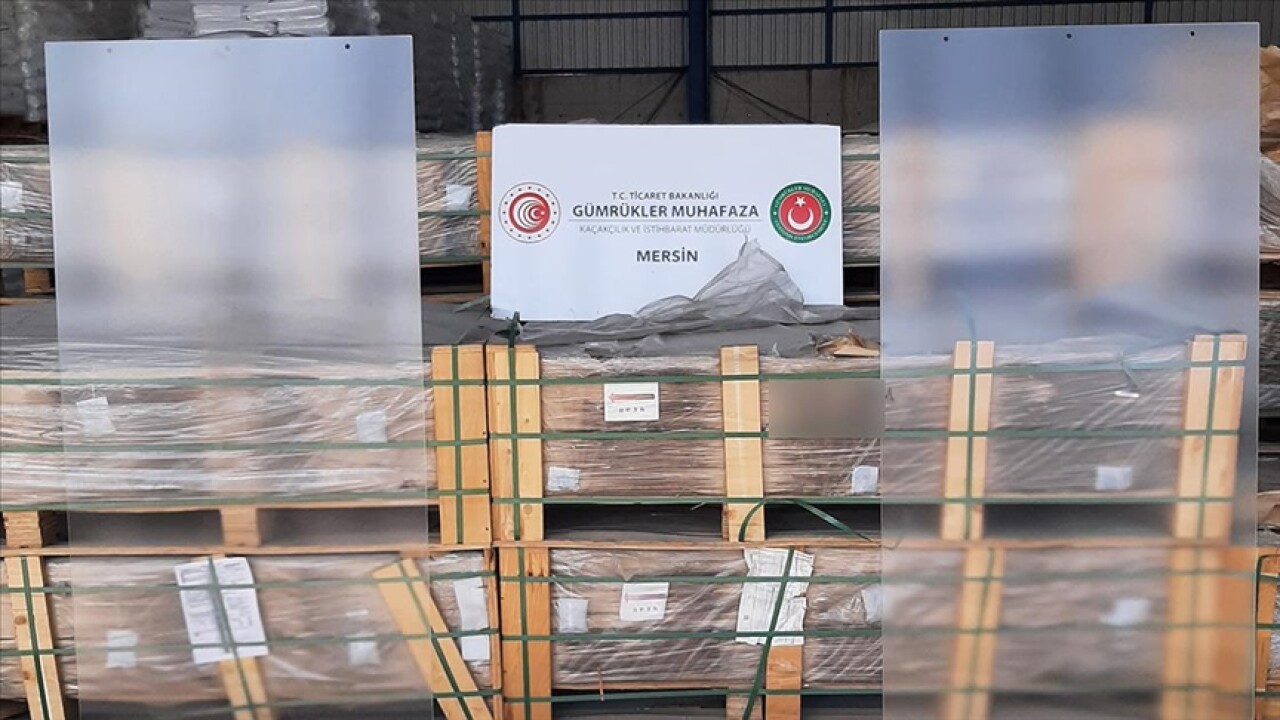 Mersin'de 265 ton kaçak cam ele geçirildi