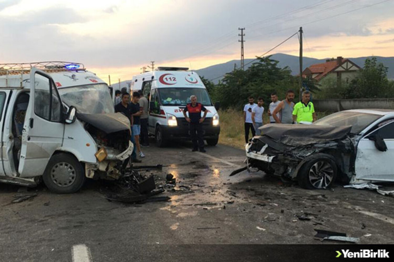 Amasya'da tarım işçilerini taşıyan minibüs ile otomobilin çarpıştığı kazada 20 kişi yaralandı