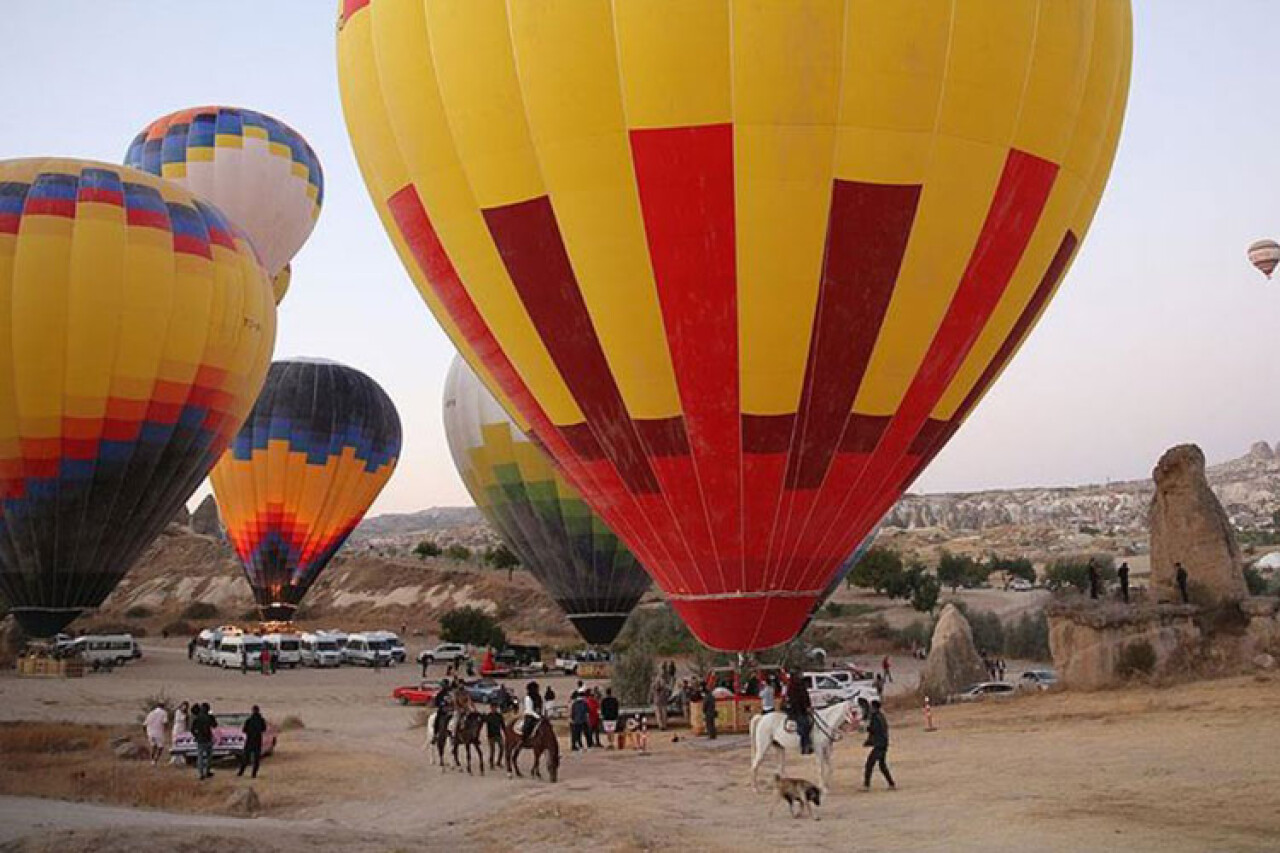 Yerli sıcak hava balonları ilk kez turistlerle uçtu