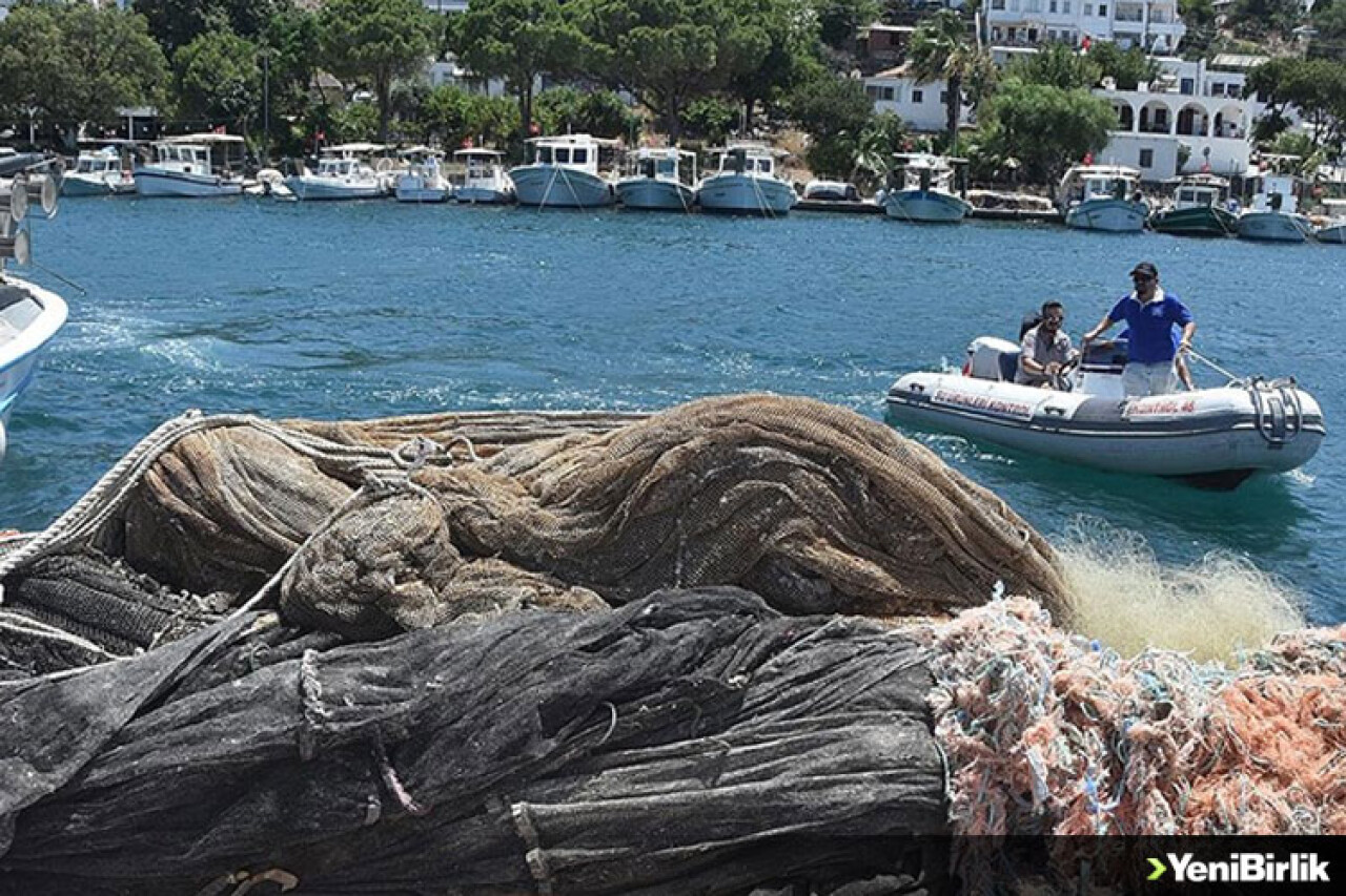 Bodrum'da dalgıçlar deniz dibinde ağ temizliği yaptı