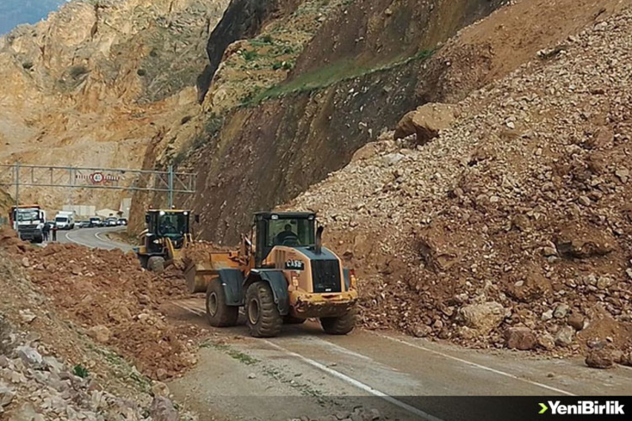 Heyelan nedeniyle kapanan Artvin-Ardanuç kara yolu ulaşıma açıldı