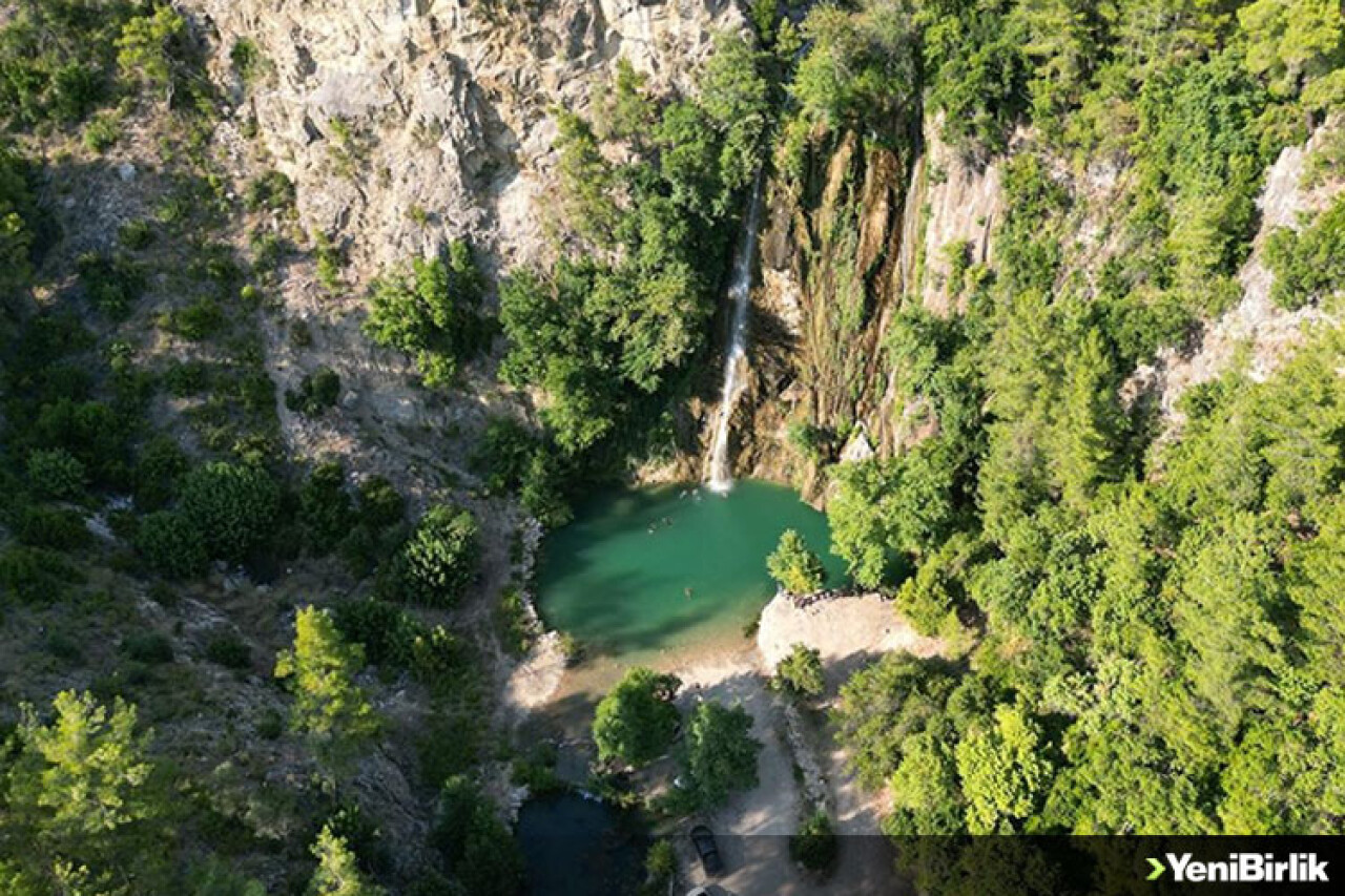 Antalya'da serinlemek isteyenlerin tercihi Uçansu Şelalesi oldu