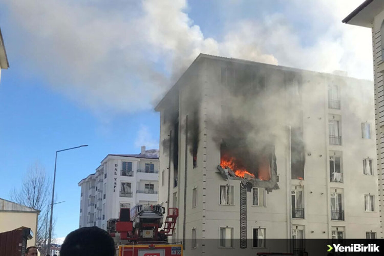 Kars'ta bir binada patlama sonrası yangın çıktı