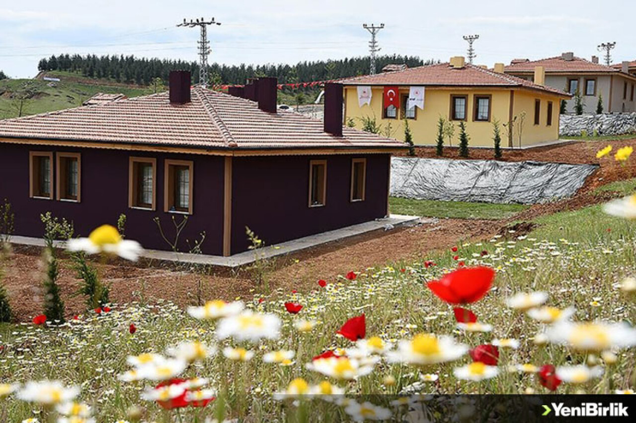 Nurdağı'nda köy tipi kalıcı afet konutlarına depremzedeler yerleşmeye başladı