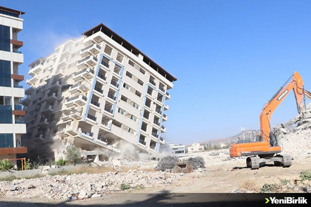 Hatay'da ağır hasarlı 9 katlı bina kontrollü şekilde yıkıldı