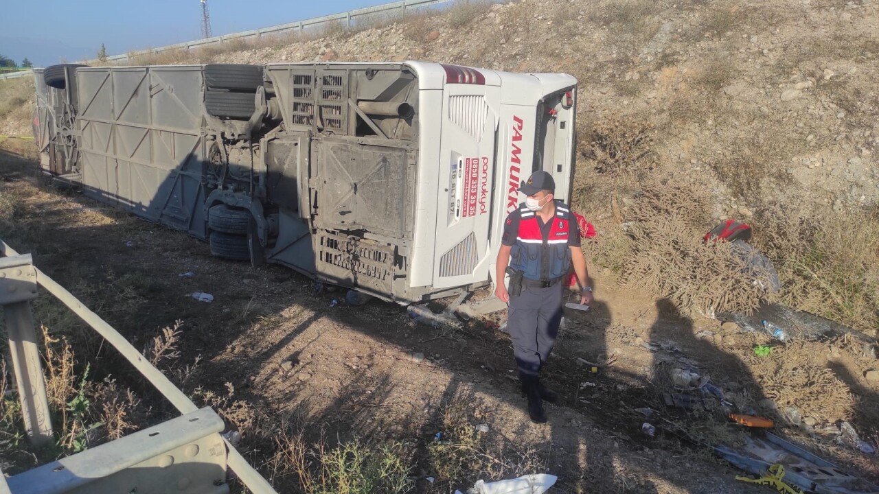 Afyonkarahisar'da yolcu otobüsü devrildi: 1 ölü, 30 yaralı