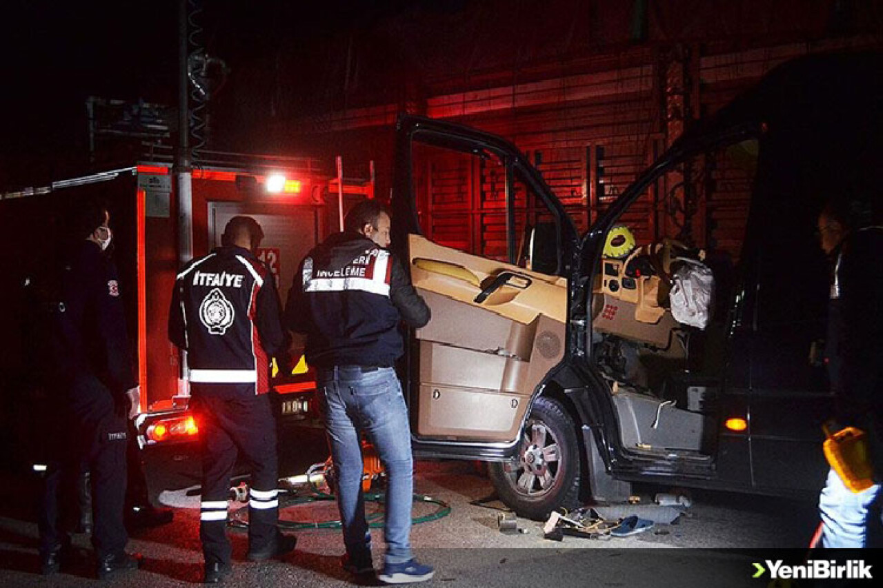 Amasya'da tiyatrocuları taşıyan minibüsle kamyonun çarpıştığı kazada 3 kişi öldü, 8 kişi yaralandı