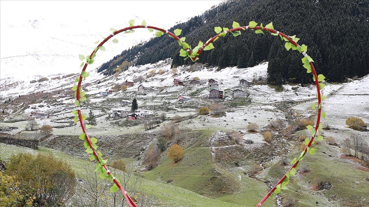 Rize'nin yüksek kesimlerinde kar yağışı etkili oldu