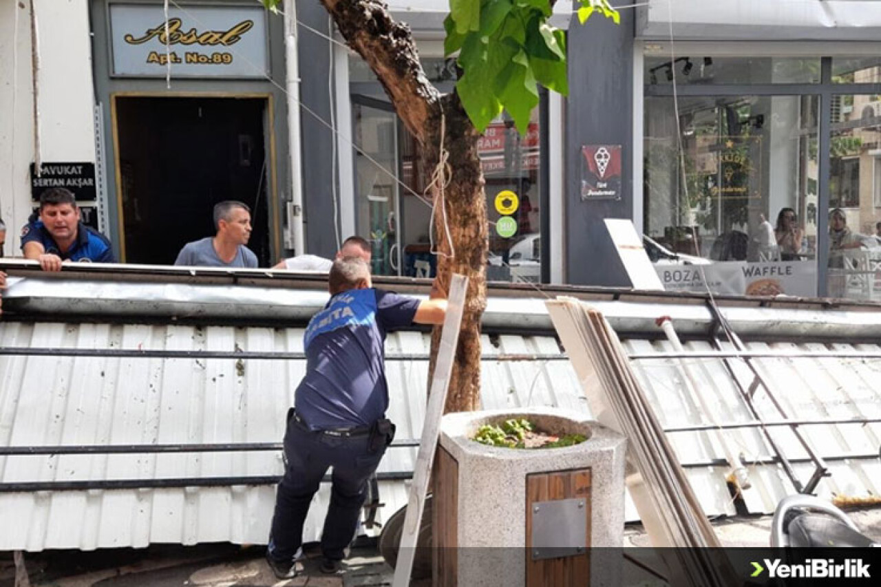 Akhisar'da şiddetli yağış ve fırtına hayatı olumsuz etkiledi