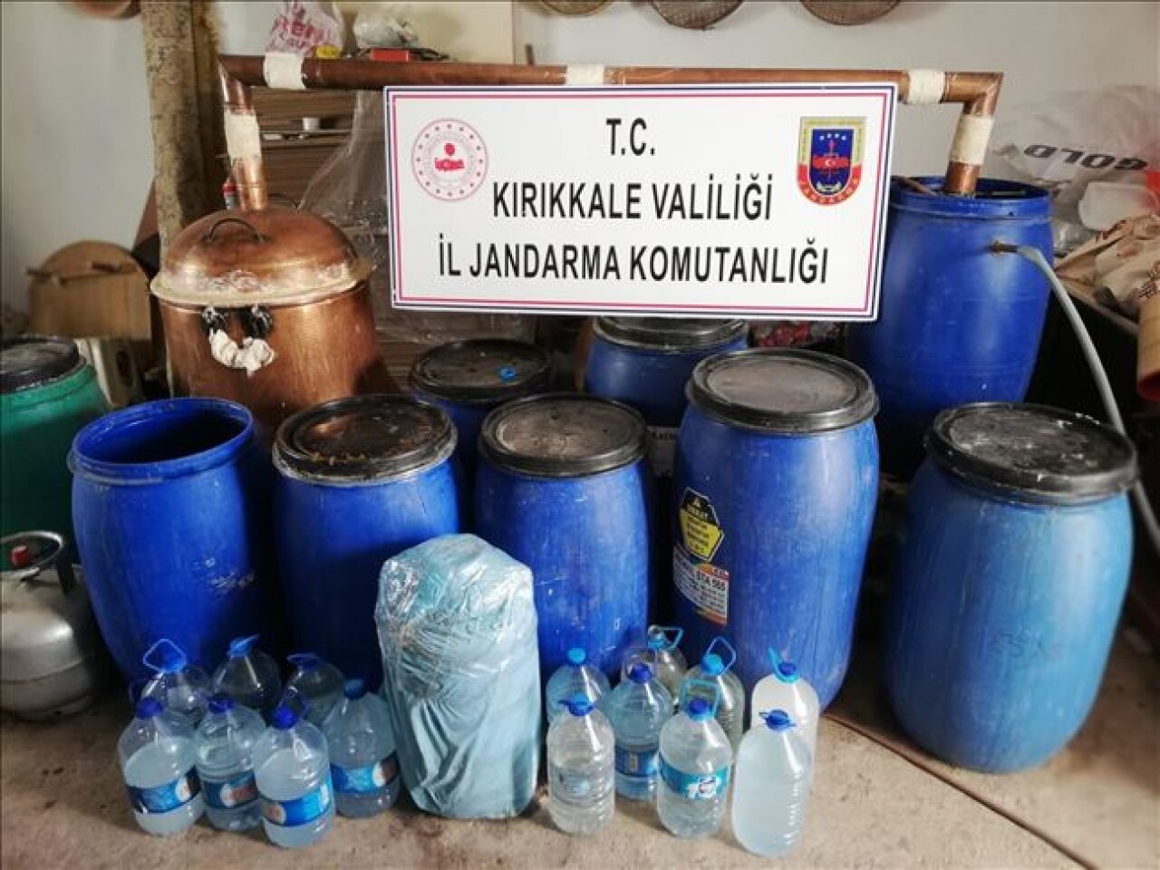 Kırıkkale'de 1150 litre sahte rakı ve şarap ele geçirildi