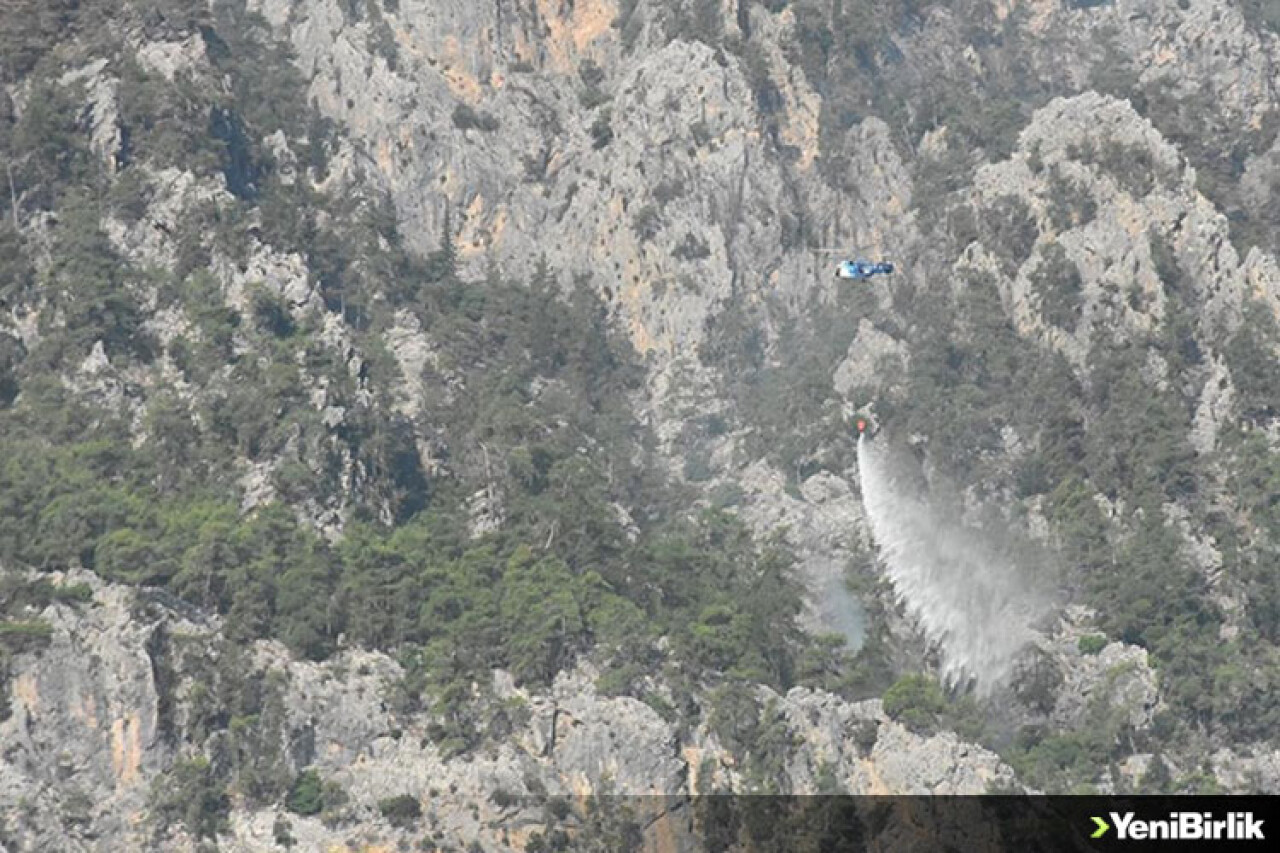 Antalya'nın Kemer ilçesindeki orman yangınına havadan ve karadan müdahale sürüyor