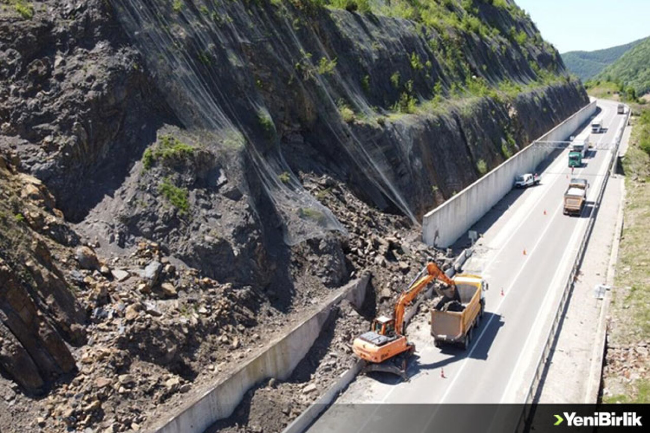 Bartın-Karabük kara yolundaki heyelan bölgesinde güçlendirme çalışması