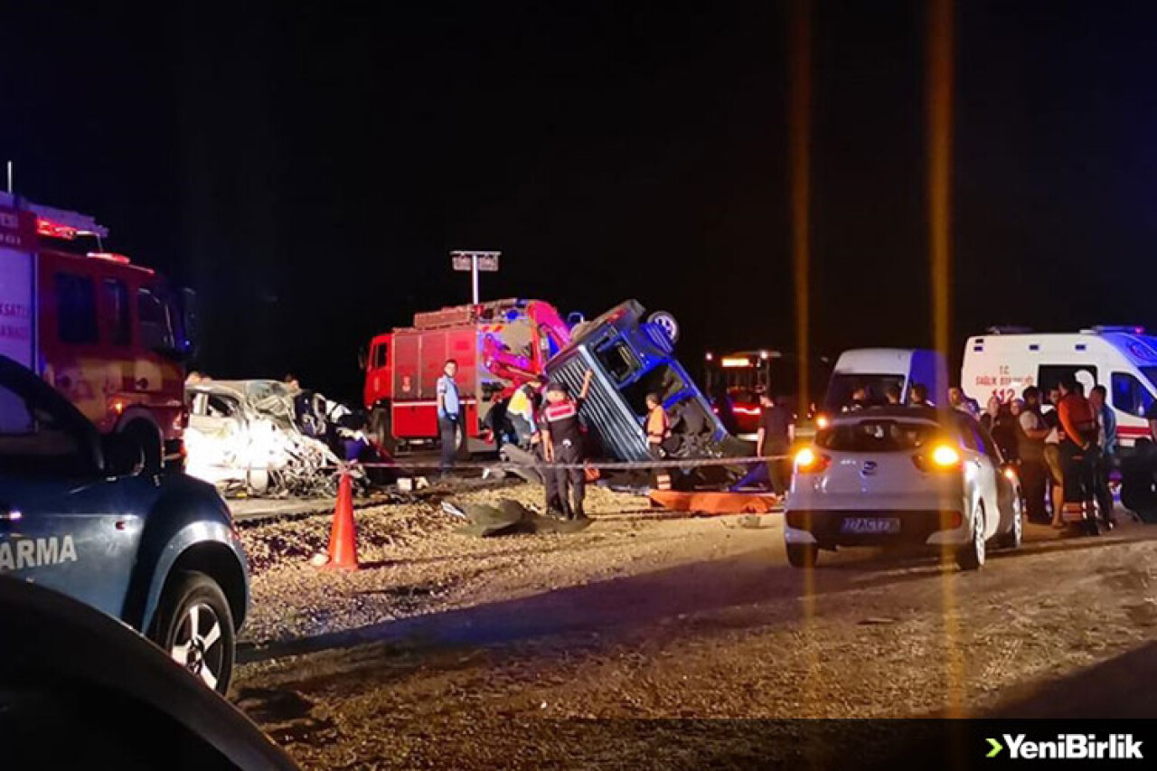 Gaziantep'te hafif ticari araç ile otomobil çarpıştı