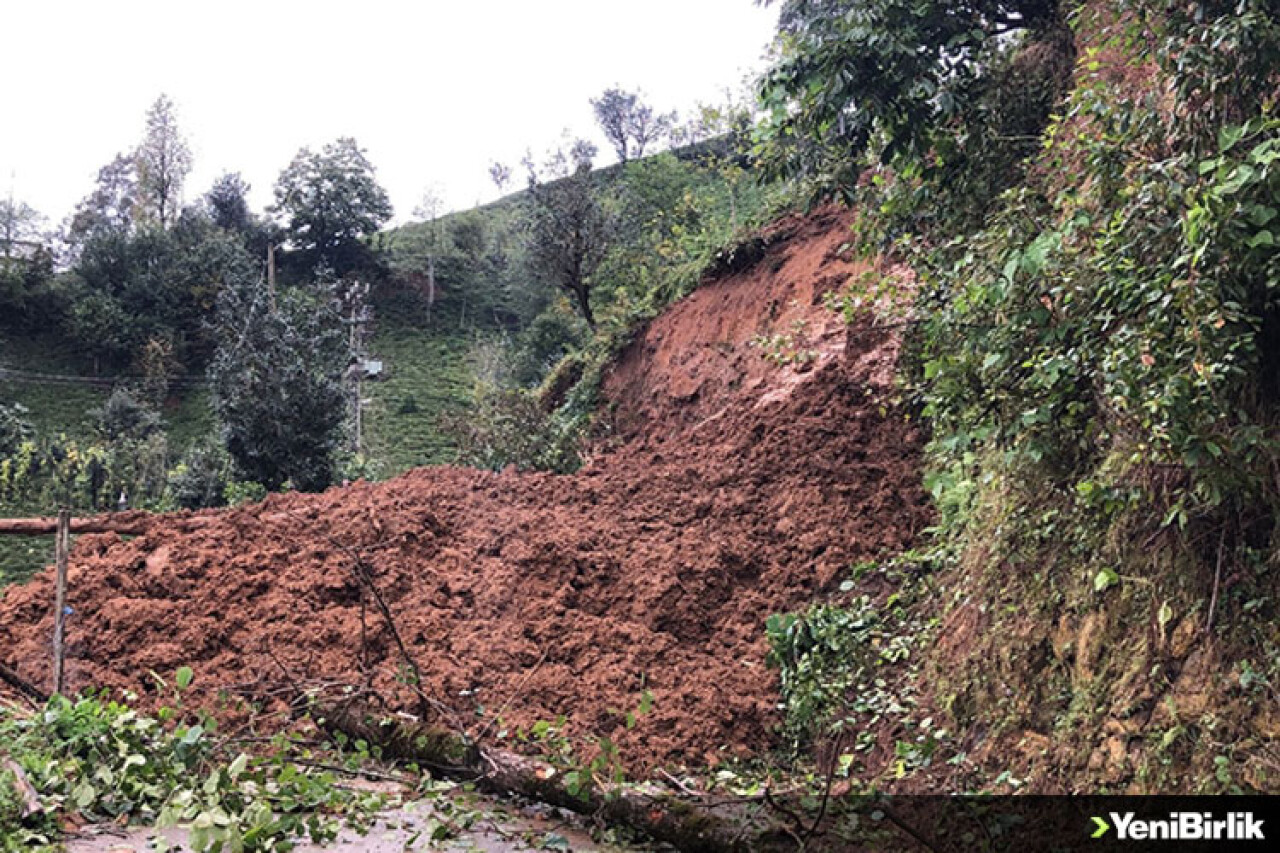 Rize'de yağış ve toprak kayması nedeniyle köy yolları kapandı