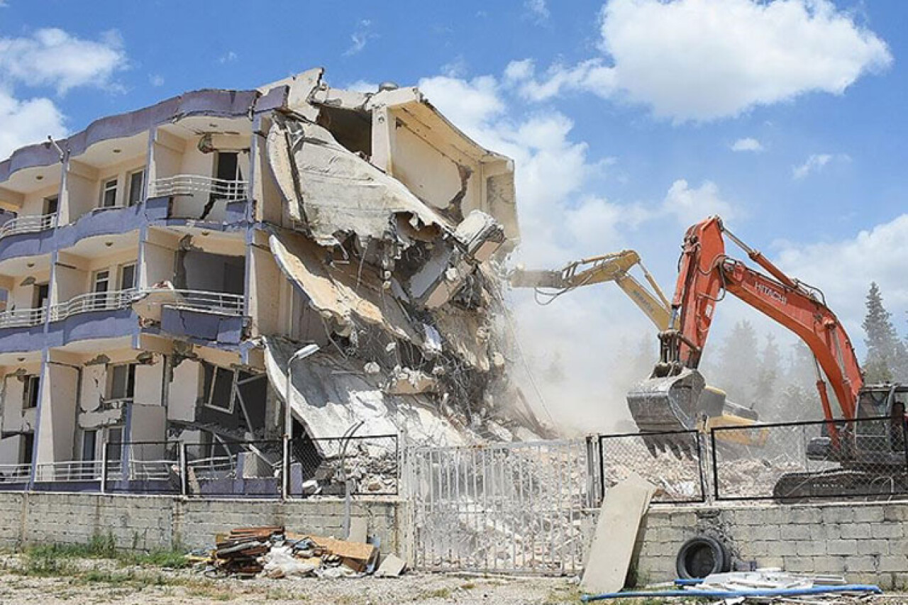 Depremden etkilenen Hatay'da ağır hasarlı binaların yıkımı devam etti