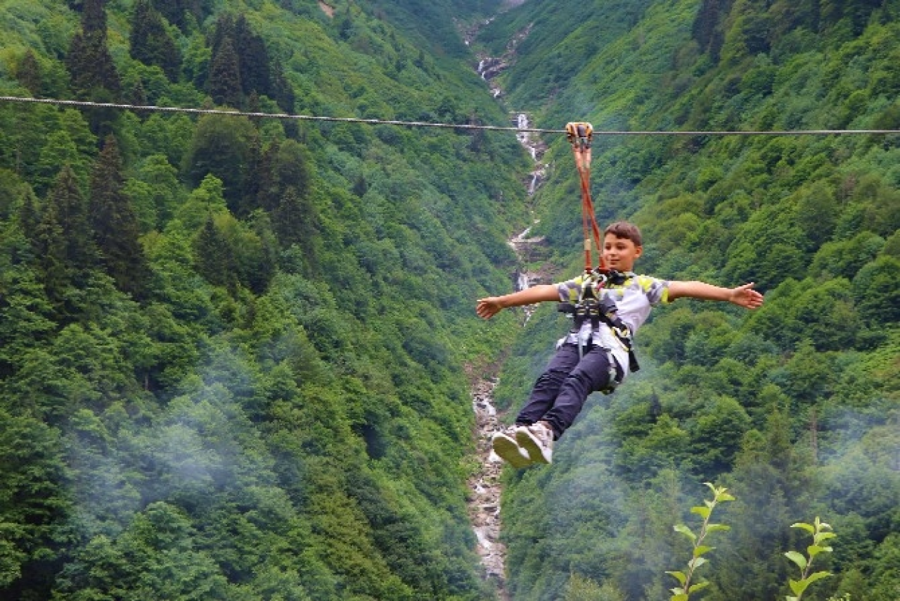 Ayder Yaylası'na gelen tatilciler zipline ile adrenalin dolu dakikalar yaşıyor