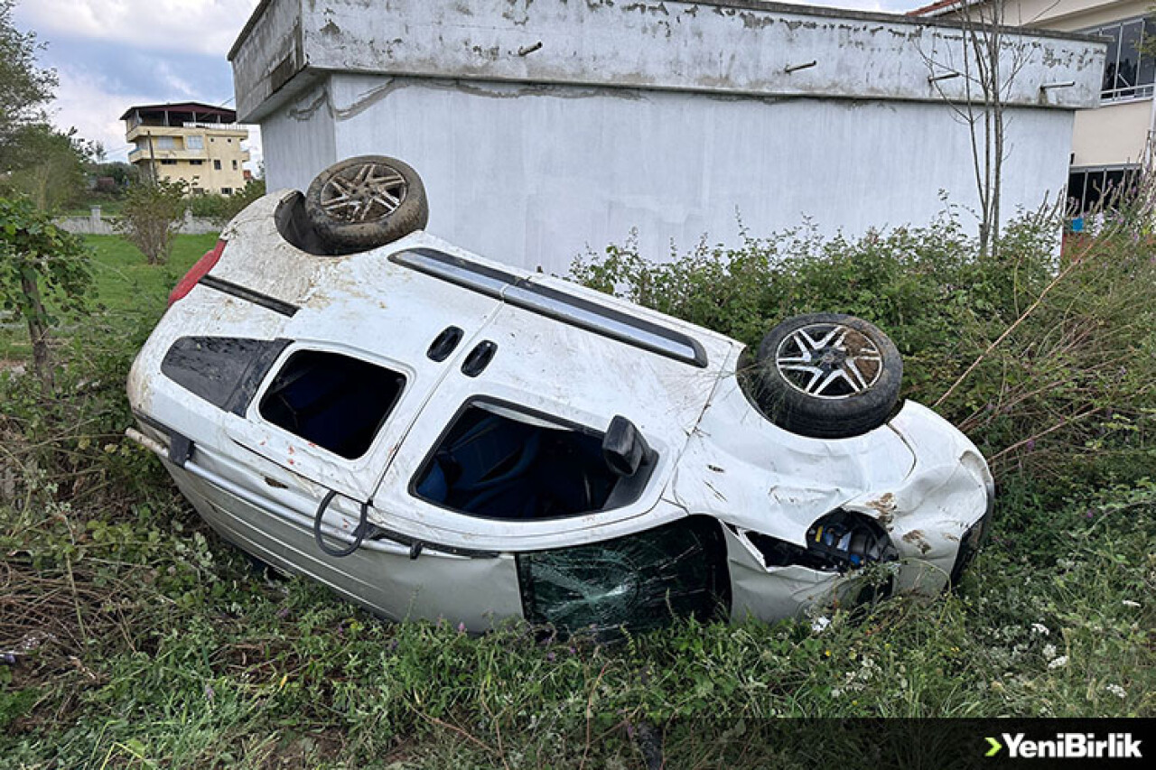 Samsun'da şarampole devrilen hafif ticari araçtaki 4 kişi yaralandı