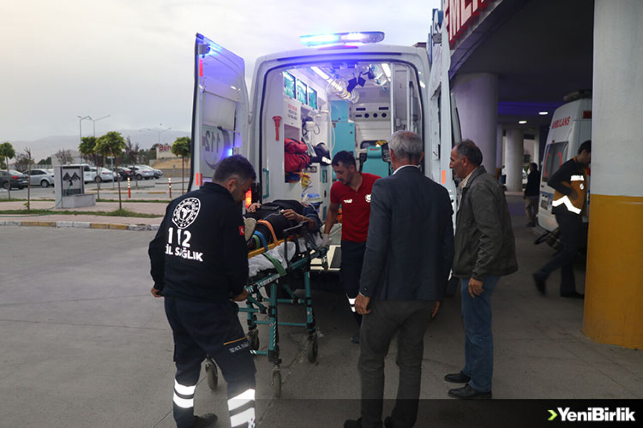 Erzincan'da midibüsün devrilmesi sonucu 21 kişi yaralandı