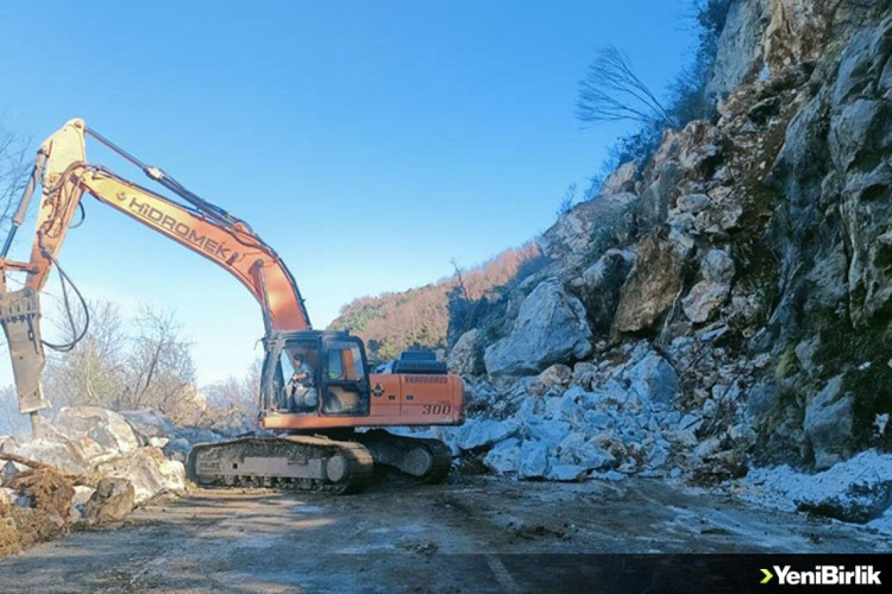 Zonguldak-İstanbul kara yolunda heyelan ulaşımı aksatıyor