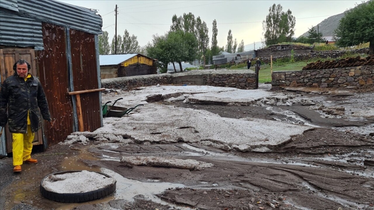 Ardahan'da sağanak nedeniyle dereler taştı, bazı köylerde su baskınları yaşandıArdahan'da sağanak nedeniyle dereler taştı, bazı köylerde su baskınları yaşandı