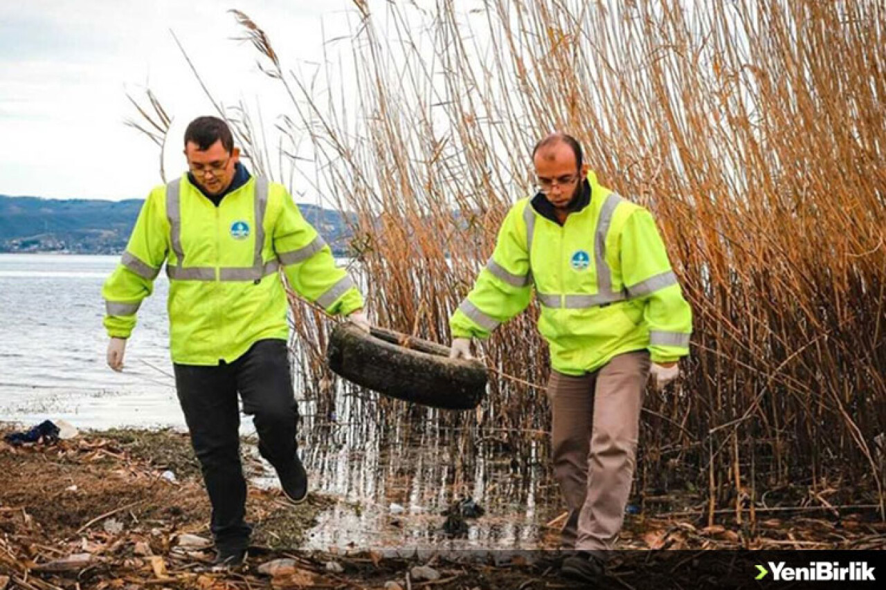 Su seviyesi düşen Sapanca Gölü'nün kıyı kesimleri atıklardan temizleniyor