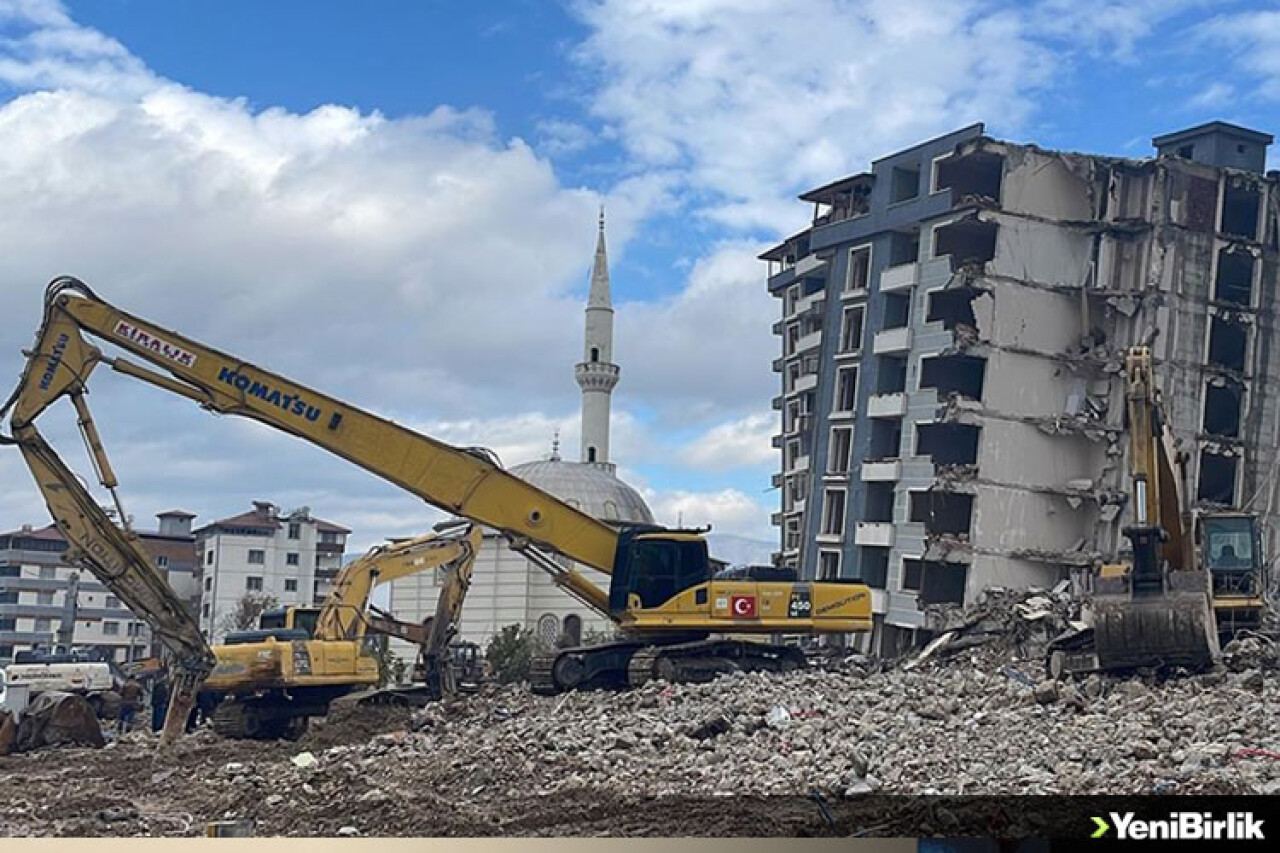 Hatay'da depremlerde ağır hasar alan 4 bina kontrollü yıkıldı