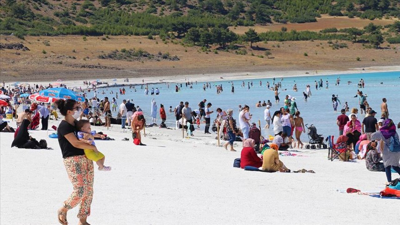 Salda Gölü'nde hafta sonu yoğunluğu yaşanıyor