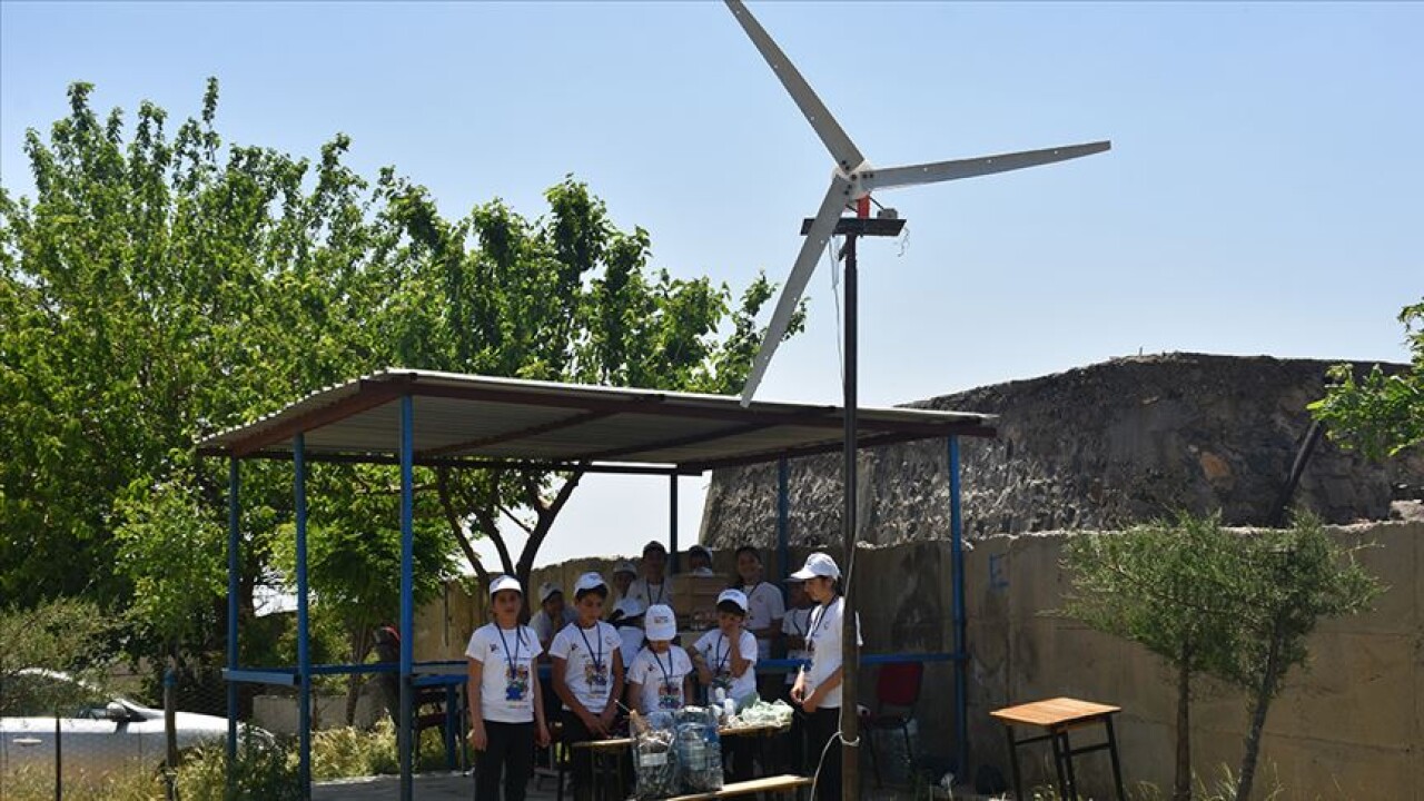 Elektrik kesintisine karşı rüzgar türbininden elektrik ürettiler