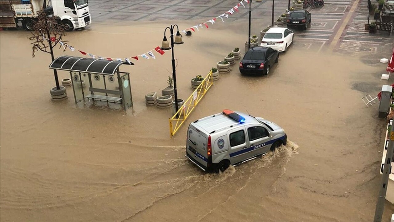 Tekirdağ'da sağanak hayatı olumsuz etkiliyor