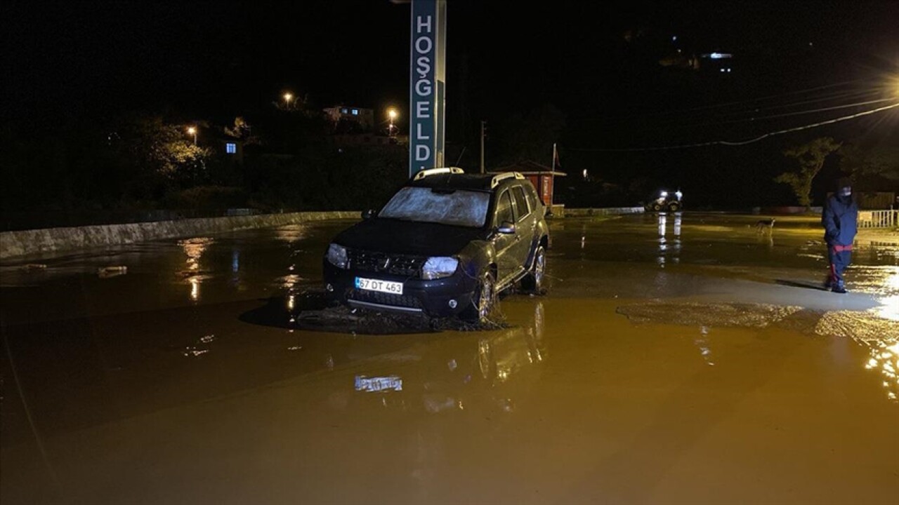 Zonguldak'ta sağanak nedeniyle Ilıksu Deresi taştı