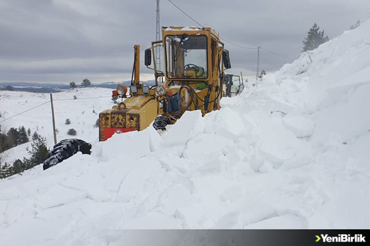 Kastamonu'da yol açma çalışması yapan iş makinesinin üzerine çığ düştü