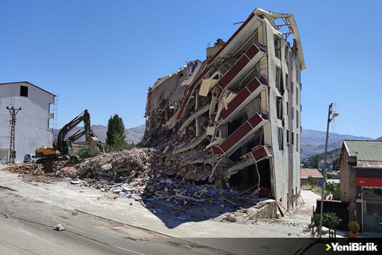 Çelikhan'da ağır hasarlı binaların yıkımı sürüyor