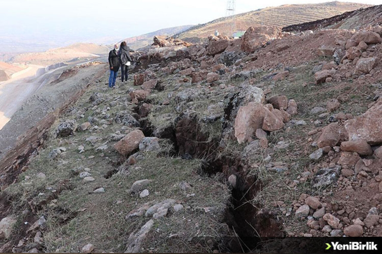 Siirt depreminin ardından oluşan derin yarıklar görüntülendi