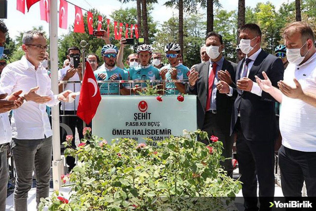 Şehit Ömer Halisdemir kabri başında anılıyor