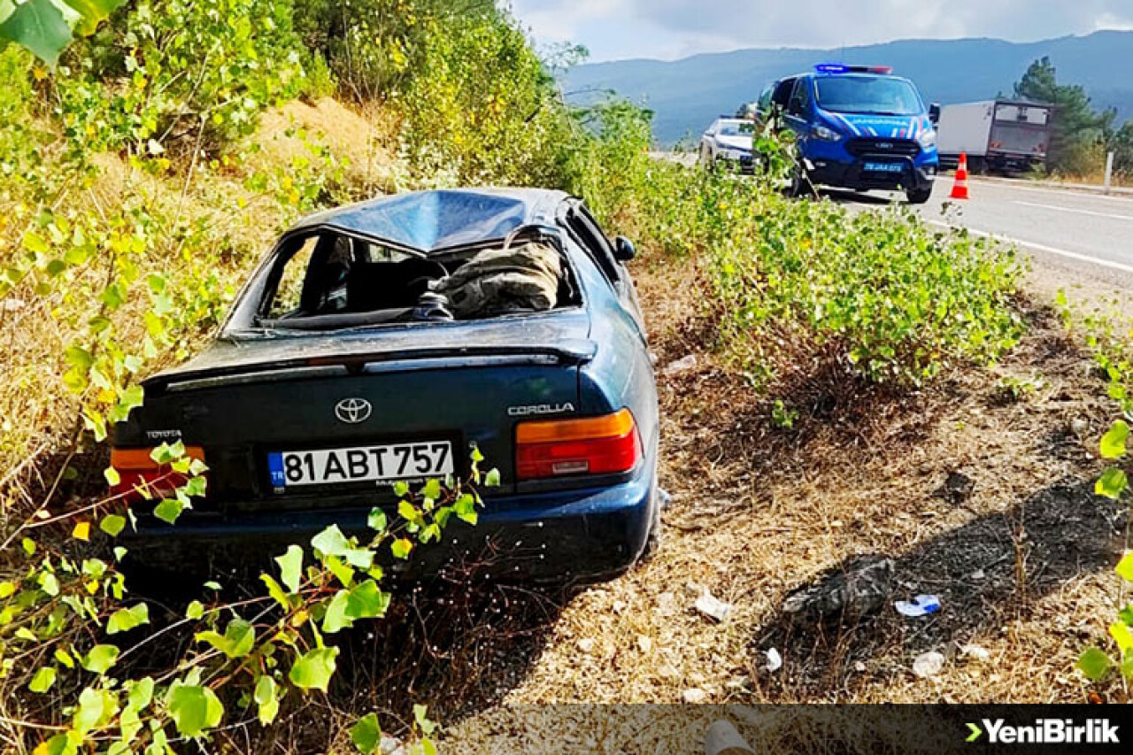 Karabük'te yol kenarındaki ağaca çarpan otomobilde 3 kişi yaralandı