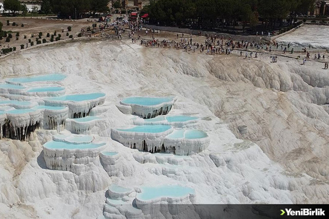 Pamukkale yaz sıcaklarında da turistlerin gözdesi