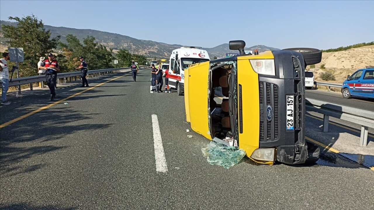 Elazığ'da düğünden dönenlerin bulunduğu minibüsün devrilmesi sonucu 14 kişi yaralandı